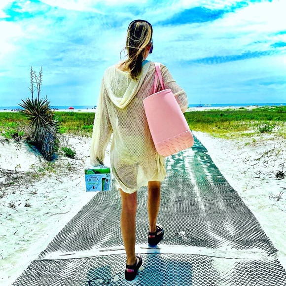 Meet your Posher! 💛🌞🌴🤍 - Picture 2 of 10